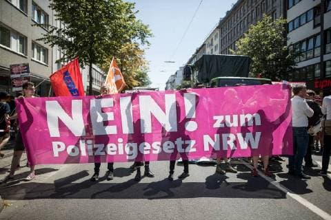 News Themen der Woche News Bilder des Tages Demonstration - Nein zum neuen Polizeigesetz NRW! - am 07. Juli 2018 in Düsseldorf. Die Demonstranten gehen wegen der geplanten Verschärfung des Polizeigesetz in NRW auf die Straße. Demonstration - Nein zum neuen Polizeigesetz NRW! in Düsseldorf *** Demonstration No to the new police law NRW on 07 July 2018 in Dusseldorf The protesters go because of the planned tightening of the police law in NRW on the street demonstration no to the new police law NRW in Duesseldorf