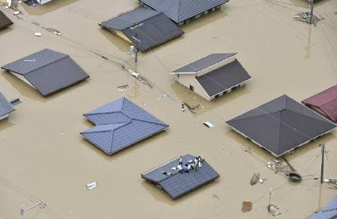 News Themen der Woche News Bilder des Tages Torrential rains Photo taken from a Kyodo News helicopter on July 7, 2018 shows a residential area of Kurashiki, Okayama Prefecture, where homes are submerged following torrential rains that hit a wide area of western Japan. 