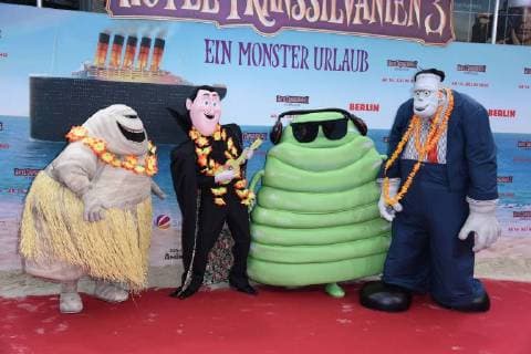 Entertainment Themen der Woche KW26 Entertainment-Bilder des Tages Walking Acts bei der Deutschlandpremiere zum Kinofilm Hotel Transsilvanien 3 - Ein Monster Urlaub im Cinestar IMAX im Sony Center in Berlin am 08.07.2018 *** Walking Acts at the German premiere of the movie Hotel Transsilvanien 3 A monster holiday at the Cinestar IMAX at the Sony Center in Berlin on 08 07 2018