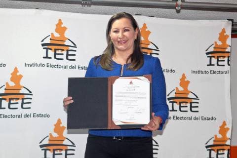 Mexiko, Martha Erika Alonso und Rafael Moreno Valle sterben bei Helikopter-Absturz July 8, 2018 - EUM20180708POL11.JPG .PUEBLA, Pue. PoliticsPolitica-Marta Erika Alonso.- Martha Erika Alonso recibe la constancia de mayoria como gobernadora electa del estado de Puebla, este 8 de julio de 2018, en el Instituto Electoral del Estado poblano. Foto: Agencia EL UNIVERSALOmar ContrerasEELG  - ZUMAu78_ 20180708_zaf_u78_040 Copyright: xElxUniversalx