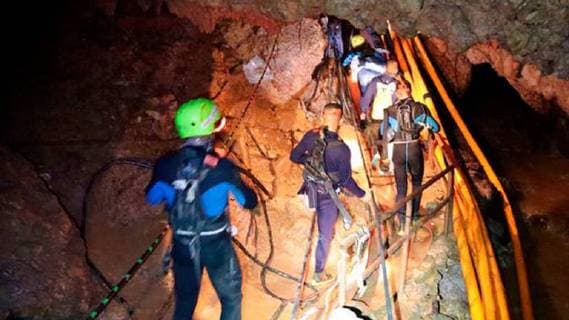 News Themen der Woche July 7, 2018 - Mae Sa, Thailand - Thai rescue team members walk inside a cave where 12 boys and their soccer coach have been trapped since June 23, in Mae Sai, Chiang Rai province, northern Thailand. The local governor in charge of the mission to rescue them said Saturday that cooperating weather and falling water levels over the last few days had created appropriate conditions for evacuation, but that they won t last if it rains again. Photo released by on Saturday, July 7, 2018, Mae Sa Thailand - ZUMAz03_ 20180707_sha_z03_599 Copyright: xRoyalxThaixNavyx