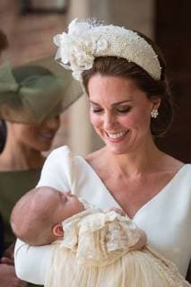 Entertainment Themen der Woche Entertainment Bilder des Tages . 09 07 2018. London, United Kingdom. The Duchess of Cambridge carries Prince Louis as they arrive for his christening service at the Chapel Royal, St James s Palace in London.  xPoolx xi-Imagesx IIM-18159-0004