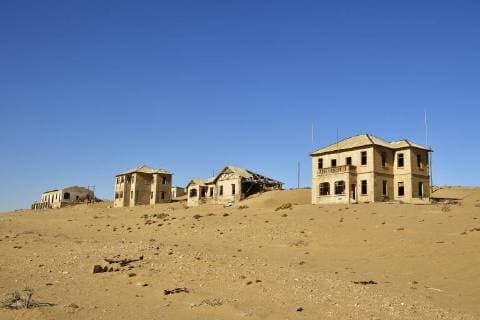  Alte Häuser der ehemaligen Diamantenstadt, Geisterstadt Kolmannskuppe, Kolmanskuppe, Kolmanskop, Lüderitz, Namibia, Afrika *** Old houses of the former diamond town Ghost Town Kolmanskop Kolmanskop Lüdersitz Namibia Africa Copyright: imageBROKER/ThomasxSbampato ibxtps04711148.jpg