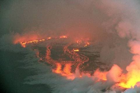 News Themen der Woche KW28 News Themen der Woche July 9, 2018 - Halemaumau, HI, United States of America - An early morning rain causes steam to rise from lava flows from the Kilauea volcano July 9, 2018 in Hawaii. The recent eruption continues destroying homes, forcing evacuations and spewing lava and poison gas on the Big Island of Hawaii. Halemaumau United States of America - ZUMAp138 20180709_zaa_p138_007 Copyright: xUsgsx