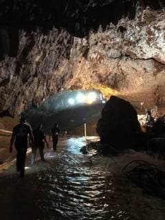 News Themen der Woche KW28 News Themen der Woche Billionaire entrepreneur Elon Musk, who earlier in the week had dispatched SpaceX and Boring Company engineers to Thailand to aid in the rescue of 12 schoolboys, members of a local soccer team, and their coach, who were trapped in the Tham Luang Cave network in Northern Thailand, posted this photo to Twitter after visiting the cave site on July 9, 2018. The engineers designed a kid-size submarine which they delivered to the flooded cave complex.  WAX2018070906 ELONxMUSK