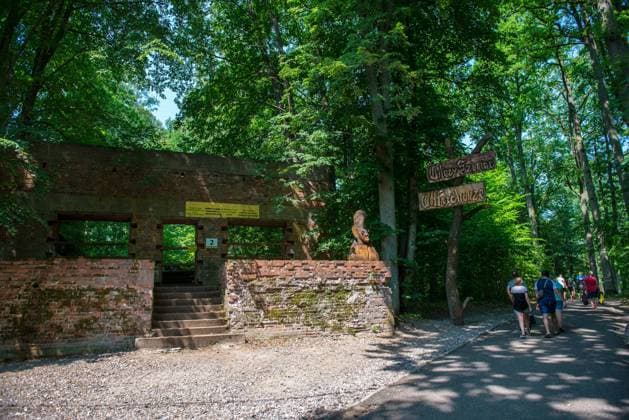 Adolf Hitlers Kriegsquartier Wolfsschanze im Wald Goerlitz der Stadt Ketrzyn in Polen (Foto vom 18.06.2018). Foto: SS-Begleitkommando Gebaeude. Wolfsschanze war der Tarnname fuer ein militaerisches Lagezentrum des Fuehrungsstabes der deutschen Wehrmacht und eines der Fuehrerhauptquartiere waehrend des Zweiten Weltkrieges in der Naehe von Rastenburg (heute Ketrzyn) in Ostpreussen, im heutigen Polen. Adolf Hitlers Kriegsquartier Wolfsschanze *** Adolf Hitlers war quarter Wolfsschanze in the forest Goerlitz of the city Ketrzyn in Poland Photo of 18 06 2018 Foto SS escort unit building Wolfsschanze was the code name for a military situation center of the commanding staff of the German Wehrmacht and one of the Fuehrer headquarters during the Second World War near Rastenburg today Ketrzyn in Ostpreussen in todays Poland Adolf Hitlers war qu Copyright: epd-bild HeikexLyding EDITORIAL USE ONLY