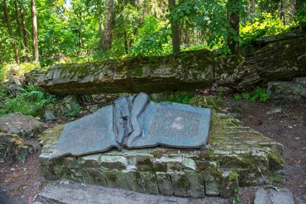 Die Gedenktafel auf der Wolfsschanze in Gierloz (Goerlitz) bei Rastenburg (Polen), dem Hauptquartier von Adolf Hitler, erinnert an das missglueckte Hitler-Attentat vom 20. Juli 1944 (Foto vom 18.06.18). An der Stelle des Attentats wurde am 20.07.1992 die Gedentafel mit fogendem Text in polnisch und deutsch angebracht: Hier stand die Baracke, in der am 20. Juli 1944 Claus Schenk Graf von Stauffenberg ein Attentat auf Adolf Hitler unternahm. Er und viele andere, die sich gegen die nationalsozialistische Diktatur erhoben hatten, bezahlten mit ihrem Leben . Wolfsschanze war der Tarnname fuer ein militaerisches Lagezentrum des Fuehrungsstabes der deutschen Wehrmacht und eines der Fuehrerhauptquartiere waehrend des Zweiten Weltkrieges in der Naehe von Rastenburg (heute Ketrzyn) in Ostpreussen, im heutigen Polen. Gedenktafel an Hitler-Attentat Copyright: epd-bild HeikexLyding EDITORIAL USE ONLY