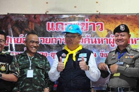 News Themen der Woche KW28 News Themen der Woche News-Bilder des Tages (180710) -- CHIANG RAI, July 10, 2018 -- Narongsak Osatanakorn (2nd R), head of the joint command center coordinating the rescue operation, reacts at a press briefing in Chiang Rai, Thailand, July 10, 2018. All 12 boys and their football coach have been rescued from a flooded cave in northern Thailand after being trapped for 18 days, rescuers said on Tuesday. The 12 young footballers, aged between 11 and 16, and their 25-year-old coach went missing during an excursion in Tham Luang cave in northern Thailand s Chiang Rai Province since June 23. ) THAILAND-CHIANG RAI-FLOODING CAVE-FOOTBALL TEAM-RESCUE-SUCCESS RachenxSageamsak 