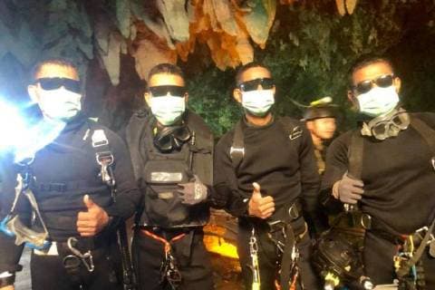 News-Bilder des Tages (180710) -- CHIANG RAI, July 10, 2018 -- Photo released by Royal Thai Navy on July 10, 2018 shows the last four Thai Navy SEAL divers coming out safely after completing the rescue mission inside the Tham Luang cave, in Chiang Rai, Thailand. All 12 boys and their football coach have been rescued from a flooded cave in northern Thailand after being trapped for 18 days, rescuers said on Tuesday. The 12 young footballers, aged between 11 and 16, and their 25-year-old coach went missing during an excursion in Tham Luang cave in northern Thailand s Chiang Rai Province since June 23. THAILAND-CHIANG RAI-FLOODING CAVE-FOOTBALL TEAM-RESCUE-SUCCESS RachenxSageamsak 