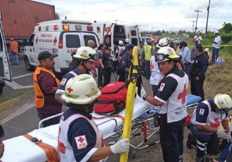 July 10 2018 EUM20180710NAC02 JPG XALAPA See Accident Accident Veracruz July 10, 2018 A passenger bus turned over the Veracruz Cardel road at the height of the Chalchihuecan neighborhood in one of the main accesses and exits of the port leaving at least 25 people injured Photo Agency THE UNIVERSAL RCC  - ZUMAu78_ 20180710_zaf_u78_025 Copyright: xPatriciaxMoralesx