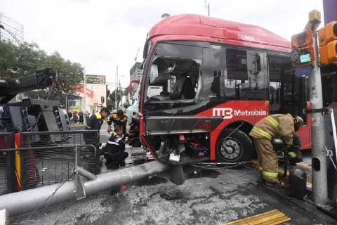 July 10 2018 EUM20180710ACT04 JPG CITY OF MEXICO AccidentAccidente Metrobus Fire and transit officers arrive at the La Salle station of the Metrobus transport after one of the units of this group will hit a post in the vicinity of this point. Tuesday, June 10, 2018 Photo Agency EL UNIVERSALValente RosasEVZ  - ZUMAu78_ 20180710_zaf_u78_052 Copyright: xElxUniversalx