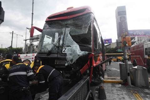 July 10 2018 EUM20180710ACT05 JPG CITY OF MEXICO Accident Accident Metrobus Fire and transit officers arrive at the La Salle station of the Metrobus transport after one of the units of this group is hit against a post in the vicinity of this point on Tuesday, June 10, 2018 Photo Agency EL UNIVERSAL Alan Rodriguez EVZ  - ZUMAu78_ 20180710_zaf_u78_055 Copyright: xElxUniversalx
