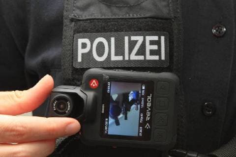 News Themen der Woche KW28 News Themen der Woche News Bilder des Tages Vor - Ort - Pressetermin am Mittwoch (11.07.2018) im Polizeihauptrevier Anklam (Vorpommern Greifswald) zur Vorstellung von Bodycams bei der Polizei des Landes Mecklenburg Vorpommern. Das Land möchte künftig seine Polizisten mit sogenannten Körperkameras ausstatten. Dazu wurde, angelegt auf ein Jahr, im Verlauf des Tages durch den Innenminister des Landes MV Lorenz Caffier ein Pilotprojekt gestartet. Bei diesem testen drei unterschiedliche Dienststellen drei Modelle von unterschiedlichen Herstellern. Zum Abschluss der Testphase wird dann entschieden welcher Typ für die Landespolizei dauerhaft angeschafft wird. *** On the spot Press conference on Wednesday 11 07 2018 in the police headquarters Anklam Vorpommern Greifswald on the presentation of Bodycams at the police of the country Mecklenburg Vorpommern The country would like to equip