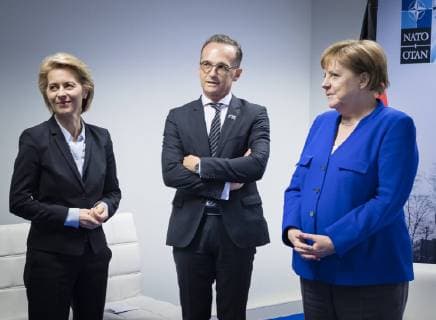 News Bilder des Tages Bundesaussenminister Heiko Maas, (m, SPD), Bundeskanzlerin Angela Merkel (r, CDU) und die Bundesministerin der Verteidigung, Ursula von der Leyen (l, CDU), am Rande eines NATO-Gipfels im NATO-Hauptquartier in Bruessel, 11.07.2018. Bruessel Belgien *** Federal Foreign Minister Heiko Maas with SPD Federal Chancellor Angela Merkel CDU and the Federal Minister of Defense Ursula von der Leyen l CDU on the sidelines of a NATO summit in NATO Headquarters in Brussels 11 07 2018 Brussels Belgium Copyright: xXanderxHeinlx