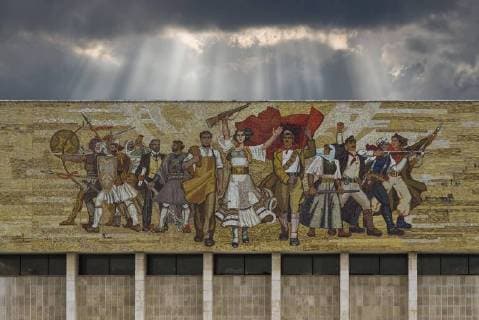  Fresko über dem Eingang des Nationalen Historischen Museums, Skanderbergplatz, Tirana, Albanien, Europa *** Fresco above the entrance of the National Historical Museum Skanderbergplatz Tirana Albania Europe Copyright: imageBROKER/GTW ibxgab04711489.jpg