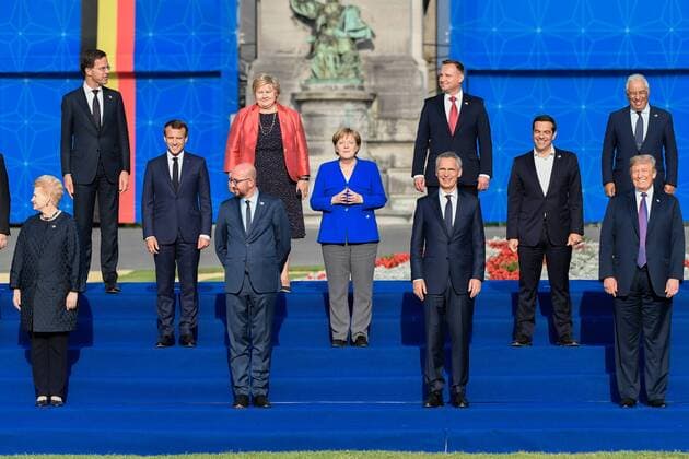 News Themen der Woche KW28 News Themen der Woche News Bilder des Tages - Family photo of the 2018 NATO summit. - 11 07 2018 - Belgium Brussels Brussels - Heads of state, heads of government and their spouses gathered at the Cinquantenaire Park Museum in Brussels at the NATO summit for a Family photo.  JulienxMattiax xLexPictorium LePictorium_0185505