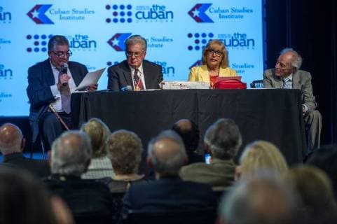 (L-R) Cuban poet and translator Manuel J. Santayana; Marcos Antonio Ramos, president of the Academy, Maricel Mayor Marsan and Emilio Bernal Labrada, members of the Academy attend an event in Miami, USA, 11 July 2018. Santayana, new academic of the North American Academy of the Language (ANLE), considers frightful and unworthy of a country with a tradition like United States that the Spanish speakers be discriminate and bother for speaking their language. EFE Giorgio Viera New academic considers frightful and unworthy marginalization of Spanish !ACHTUNG: NUR REDAKTIONELLE NUTZUNG!  Copyright: xefe GiorgioxVierax MIA10 20180712-636669639363109647