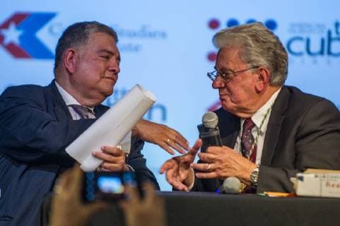 (L-R) Cuban poet and translator Manuel J. Santayana; Marcos Antonio Ramos, president of the Academy attend an event in Miami, USA, 11 July 2018. Santayana, new academic of the North American Academy of the Language (ANLE), considers frightful and unworthy of a country with a tradition like United States that the Spanish speakers be discriminate and bother for speaking their language. EFE Giorgio Viera New academic considers frightful and unworthy marginalization of Spanish !ACHTUNG: NUR REDAKTIONELLE NUTZUNG!  Copyright: xefe GiorgioxVierax MIA10 20180712-636669640039510055