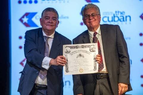 (L-R) Cuban poet and translator Manuel J. Santayana and Marcos Antonio Ramos, president of the Academy attend an event in Miami, USA, 11 July 2018. Santayana, new academic of the North American Academy of the Language (ANLE), considers frightful and unworthy of a country with a tradition like United States that the Spanish speakers be discriminate and bother for speaking their language. EFE Giorgio Viera New academic considers frightful and unworthy marginalization of Spanish !ACHTUNG: NUR REDAKTIONELLE NUTZUNG!  Copyright: xefe GiorgioxVierax MIA10 20180712-636669640048572426
