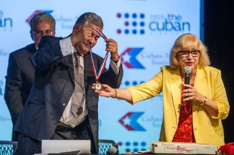 Cuban poet and translator Manuel J. Santayana (C) becomes new member of the North American Academy of the Language (ANLE) during an event in Miami, USA, 11 July 2018. Santayana, new academic of the North American Academy of the Language (ANLE), considers frightful and unworthy of a country with a tradition like United States that the Spanish speakers be discriminate and bother for speaking their language. EFE Giorgio Viera New academic considers frightful and unworthy marginalization of Spanish !ACHTUNG: NUR REDAKTIONELLE NUTZUNG!  Copyright: xefe GiorgioxVierax MIA10 20180712-636669640658096830