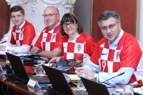 Entertainment Bilder des Tages Croatian government in jerseys 12.07.2018. Zagreb, Croatia - Prime minister Andrej Plenkovic and other ministers during session of the government of the republic of Croatia dressed in Croatian national football team jersey after winning the match against England in semi-finals in Russia.  PatrikxMacek PIXSELL