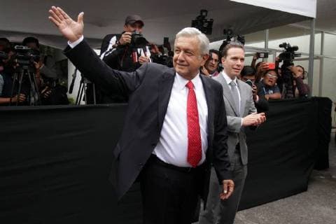 July 12 2018 EUM20180712NAC16 JPG CITY OF MEXICO Transition Transition AMLO The Governor of Chiapas and President of the National Conference of Governors Conago Manuel Velasco Coello receives the virtual president-elect Andres Manuel Lopez Obrador at the door of the College of Civil Engineers prior to the meeting with governors of all the country this Thursday, July 12, 2018 Photo Agency T  - ZUMAu78_ 20180712_zaf_u78_062 Copyright: xCarlosxMejia ElxUniversalx