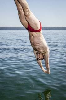 junger Mann in roter Badehose macht einen Kopfsprung in den Starnberger See, Deutschland, Bayern young man in red bathing trunks taking a header into lake Lake Starnberg, Germany, Bavaria BLWS486370 Copyright: xblickwinkel McPHOTO M.xGannx