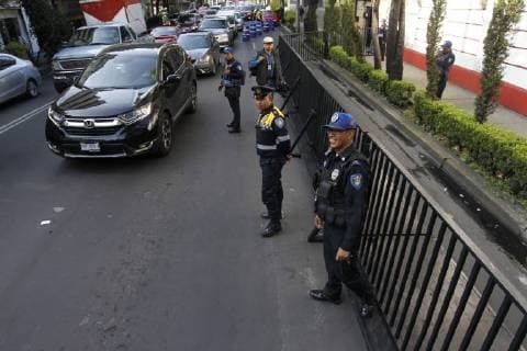 Several members of Mexican security forces stand guard outside offices of Mexican President-elect Andres Manuel Lopez Obrador (unseen) in Mexico City, Mexico, 13 July 2018. US Secretary of State, Mike Pompeo (unseen) arrived in Mexican capital to meet with Lopez Obrador and outgoing Mexican President, Enrique Pena Nieto. US Secretary of State, Mike Pompeo, visits Mexico City !ACHTUNG: NUR REDAKTIONELLE NUTZUNG!  Copyright: xSashenkaxGutierrezx MEX014 20180713-636671015170791831