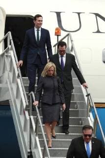US Secretary of State Mike Pompeo (front), National Security Secretary Kirstjen Nielsen (2, ftony), adviser Jared Kushner (back) and Treasury Secretary Steven Mnuchin (2, back) arrive in Mexico City, Mexico, 13 July 2018. US Secretary of State Mike Pompeo arrived in Mexico along a delegation of public servants to meet outgoing president Enrique Pena Nieto and President-elect Andres Manuel Lopez Obrador in order to establish the bilateral relations in this new era. US Secretary of State arrives in Mexico to meet Lopez Obrador !ACHTUNG: NUR REDAKTIONELLE NUTZUNG!  Copyright: xJosexMendezx MEX02 20180713-636671025473387702