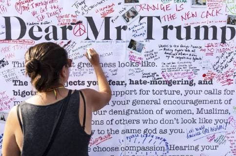News Themen der Woche KW28 News Themen der Woche News Bilder des Tages July 13, 2018 - London, London, UK - London, UK. People leave messages for Donald Trump alongside an open letter from Avaaz as thousands of protesters march through central London against the President of the United States of America Donald Trump s visit to the United Kingdom. London UK  - ZUMAl94_ 20180713_zaf_l94_152 Copyright: xRobxPinneyx