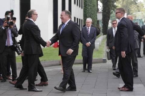 Mike Pompeo zu Gast in Mexiko July 13, 2018 - EUM20180713NAC05.JPG.CIUDAD DE MEXICO, Meeting Reunion-Mexico-Pompeo.- El secretario de Estado de Estados Unidos, Mike Pompeo (corbata azul), es recibido por Carlos Manuel Sada, Subsecretario para America del Norte, en su llegada a Los Pinos, previo a una reunion con el presidente de la Republica, Enrique Pena Nieto. . Foto: Agencia EL UNIVERSAL Carlos Mejia MAR.  - ZUMAu78_ 20180713_zaf_u78_012 Copyright: xCarlosxMejia ElxUniversalx