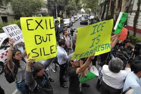 Protesters show signs of protest to the passage of the caravan that transports the American delegation visiting Mexico and headed by US Secretary of State, Mike Pompeo, after a meeting with the president-elect of Mexico, Andres Manuel Lopez Obrador, in Mexico City, Mexico, 13 July 2018. Lopez Obrador delivered to the US delegation led by Secretary of State, Mike Pompeo, a proposal of bases of understanding on the pillars of the bilateral relationship, including trade and security. Obrador delivers Pompeo proposal on pillars of bilateral relationship !ACHTUNG: NUR REDAKTIONELLE NUTZUNG!  Copyright: xMarioxGuzmanx MX01 20180713-636671185388012480