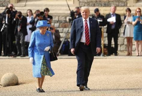 Voyage de Donald Trump au Royaume-Uni: rencontre avec la reine Elizabeth. PAP07181970 Queen Elizabeth II stands with US President Donald Trump and his wife, Melania, in the Grand Corridor during their visit to Windsor Castle in Berkshire. 228468 2018-07-13 Windsor Royaume Uni  Copyright: xPapixsx xStarfacex STAR_228468_030
