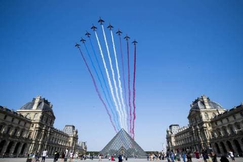 News Themen der Woche KW28 News Themen der Woche News Bilder des Tages Defile arien au dessus de la Pyramide du Louvre Patrouille de France NEWS : Defile du 14 Juillet - Paris - 14 07 2018 JBAutissier Panoramic 
