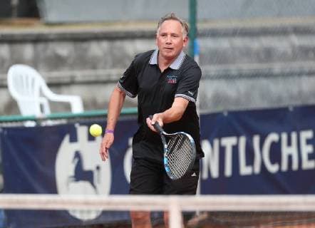 Tennis duel politics against economy Ruediger Schmidt Braunschweig