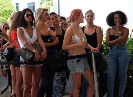 SI model hopeful wait in the hot summer heat during the Miami Swim Week at the W hotel in Miami Beach, Florida, July 13, 2018. For the first time Sports Illustrated Swimsuit will host an open model casting call July 13 & 14 2018 from 9AM ? 3PM, at the W hotel South Beach during Paraiso. More than 1500 potential stars will compete for the one spot in the 2019 issue of SI Swimsuit.  MIA20180712314 GARYxIxROTHSTEIN