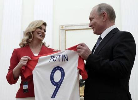 News Themen der Woche KW28 News Themen der Woche News-Bilder des Tages MOSCOW, RUSSIA - JULY 15, 2018: Croatia s President Kolinda Grabar-Kitarovic (L) and Russia s President Vladimir Putin meet at the Moscow Kremlin. Mikhail Metzel TASS  TS08976B