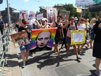 News Themen der Woche KW28 News Themen der Woche News-Bilder des Tages People gather during a demonstration calling for human rights and democracy in Helsinki, Finland, 15 July 2018. Demonstrators called on Finnish President Sauli Niinisto to stand up for human rights as US President Donald J. Trump and Russian President Vladimir Putin have agreed to meet for summit talks on 16 July 2018 in Helsinki. Protest against Putin and Trump in Helsinki !ACHTUNG: NUR REDAKTIONELLE NUTZUNG!  Copyright: xArturoxEscardax GRAF978 20180715-636672751163029668