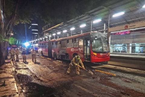 Mexiko, Bus brennt aus in Mexiko-City July 15, 2018 - EUM20180715ACT02.JPG.CIUDAD DE MEXICO. BurningIncendio-Metrobus.- La madrugada de este 15 de julio de 2018 se registro el incendio de una de las unidades del Metrobus, en la estacion Durango, sobre avenida Insurgentes. Bomberos capitalinos acudieron al lugar para controlar el sinisestro. Foto: Agencia EL UNIVERSALYadin XolalpaEELG  - ZUMAu78_ 20180715_zaf_u78_029 Copyright: xElxUniversalx