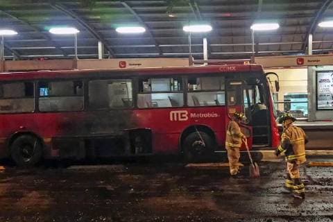 Mexiko, Bus brennt aus in Mexiko-City July 15, 2018 - EUM20180715ACT01.JPG.CIUDAD DE MEXICO. BurningIncendio-Metrobus.- La madrugada de este 15 de julio de 2018 se registro el incendio de una de las unidades del Metrobus, en la estacion Durango, sobre avenida Insurgentes. Bomberos capitalinos acudieron al lugar para controlar el sinisestro. Foto: Agencia EL UNIVERSALYadin XolalpaEELG  - ZUMAu78_ 20180715_zaf_u78_030 Copyright: xElxUniversalx
