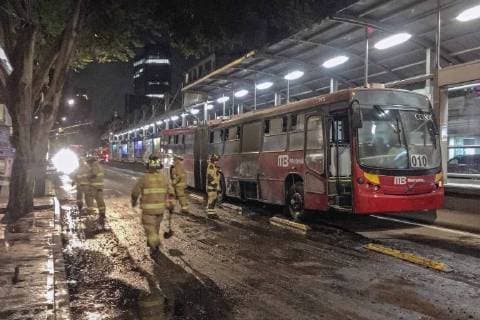 Mexiko, Bus brennt aus in Mexiko-City July 15, 2018 - EUM20180715ACT03.JPG.CIUDAD DE MEXICO. BurningIncendio-Metrobus.- La madrugada de este 15 de julio de 2018 se registro el incendio de una de las unidades del Metrobus, en la estacion Durango, sobre avenida Insurgentes. Bomberos capitalinos acudieron al lugar para controlar el sinisestro. Foto: Agencia EL UNIVERSALYadin XolalpaEELG  - ZUMAu78_ 20180715_zaf_u78_032 Copyright: xElxUniversalx