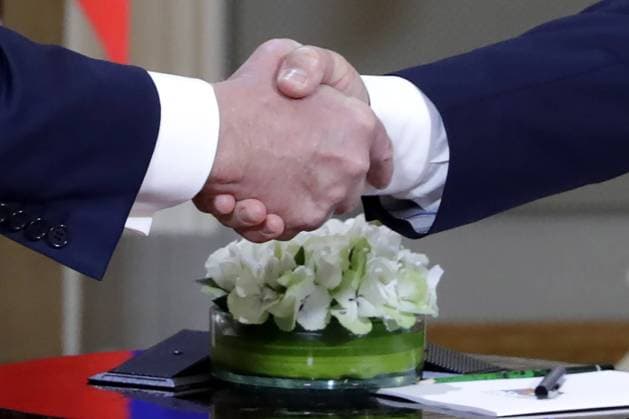 News Bilder des Tages HELSINKI, FINLAND - JULY 16, 2018: US President Donald Trump (L) and Russia s President Vladimir Putin shake hands during a meeting at the Presidential Palace. Mikhail Metzel TASS  TS089CB6