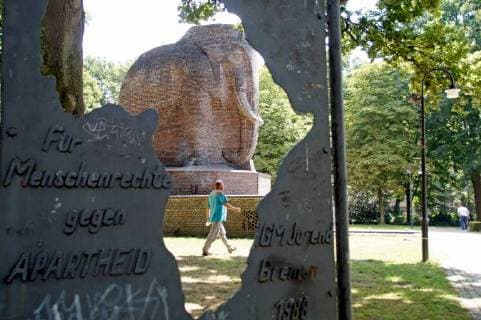 In der Nähe des Bremer Hauptbahnhofs und der Bremer Bürgerweide steht ein zehn Meter hoher Backstein-Elefant, der 1932 als Reichskolonialehrenmal (oder auch: Deutsches Kolonial-Ehrenmal) enthüllt worden war und 1990 vom Bremer Senat zum ersten deutschen Anti-Kolonial-Denk-Mal umgewidmet wurde. Seit 2014 heißt die Grünfläche rund um den Kolonial-Elefanten Nelson-Mandela-Park, benannt nach dem südafrikanischen Freiheitskämpfer und späteren Staatspräsidenten Mandela. Das Monument wurde auf Betreiben der Deutschen Kolonialgesellschaft, Abteilung Bremen, aufgestellt und trug anfangs die Aufschrift: Unseren Kolonien. Der Entwurf stammt vom Bildhauer Fritz Behn, den Bau leitete der Architekt Otto Blendermann. Bereits 1988 stellte die IG-Metall-Jugend eine Erinnerungstafel mit den Umrissen Afrikas auf. Das SPD-geführte Bremen erklärte sich 1989