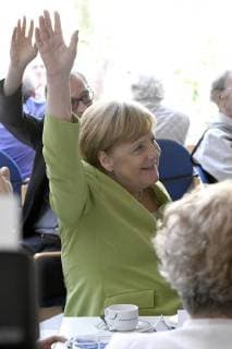 News Themen der Woche News Bilder des Tages Angela Merkel beim Besuch des Altenheims St. Johannisstift. Paderborn, 16.07.2018 *** Angela Merkel visiting the nursing home St Johannisstift Paderborn 16 07 2018 Foto:xJ.xKrickx xFuturexImage