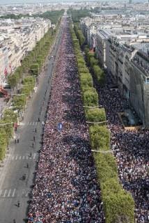 Coupe du Monde de Football. Les bleus, Champions du Monde, sur les Champs Elysees. Vues depuis le toit de l Arc de Triomphe. 2018 World Champions Team on Champs Elysees. View from Arc de Triomphe roof top 228551 2018-07-16 Paris France  Copyright: xSergexArnalx xStarfacex STAR_228551_017