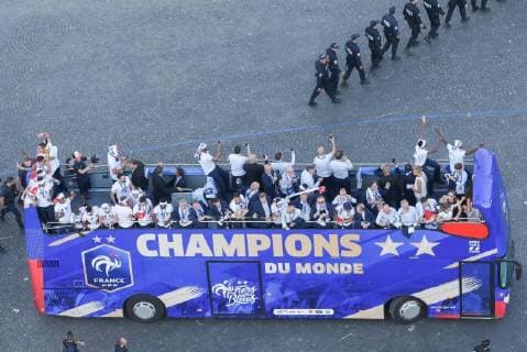 Coupe du Monde de Football. Les bleus, Champions du Monde, sur les Champs Elysées. Vues depuis le toit de l Arc de Triomphe. 2018 World Champions Team on Champs Elysees. View from Arc de Triomphe roof top 228551 2018-07-16 Paris France  Copyright: xSergexArnalx xStarfacex STAR_228551_076