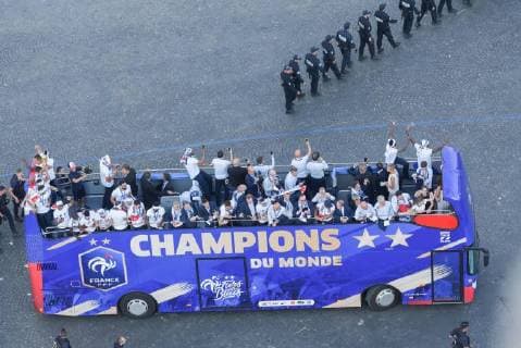 News Bilder des Tages Coupe du Monde de Football. Les bleus, Champions du Monde, sur les Champs Elysées. Vues depuis le toit de l Arc de Triomphe. 2018 World Champions Team on Champs Elysees. View from Arc de Triomphe roof top 228551 2018-07-16 Paris France  Copyright: xSergexArnalx xStarfacex STAR_228551_077