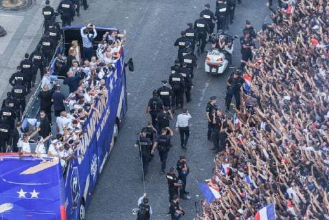 Coupe du Monde de Football. Les bleus, Champions du Monde, sur les Champs Elysées. Vues depuis le toit de l Arc de Triomphe. 2018 World Champions Team on Champs Elysees. View from Arc de Triomphe roof top 228551 2018-07-16 Paris France  Copyright: xSergexArnalx xStarfacex STAR_228551_085