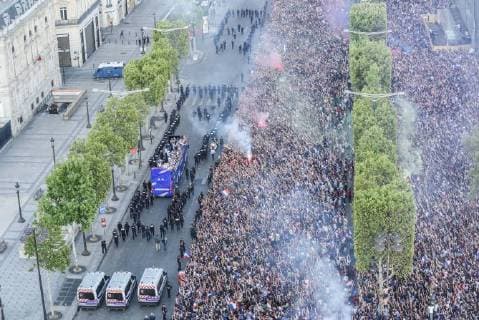 Coupe du Monde de Football. Les bleus, Champions du Monde, sur les Champs Elysées. Vues depuis le toit de l Arc de Triomphe. 2018 World Champions Team on Champs Elysees. View from Arc de Triomphe roof top 228551 2018-07-16 Paris France  Copyright: xSergexArnalx xStarfacex STAR_228551_094