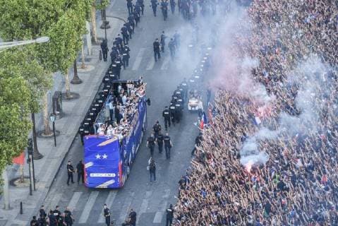 Coupe du Monde de Football. Les bleus, Champions du Monde, sur les Champs Elysées. Vues depuis le toit de l Arc de Triomphe. 2018 World Champions Team on Champs Elysees. View from Arc de Triomphe roof top 228551 2018-07-16 Paris France  Copyright: xSergexArnalx xStarfacex STAR_228551_101